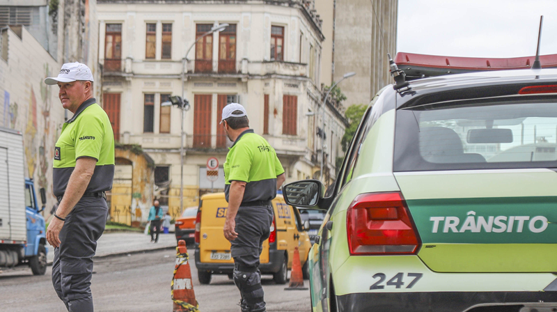 Rua com trânsito